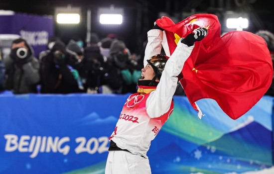 图为中国选手徐梦桃在北京2022年冬奥会自由式滑雪女子空中技巧决赛后庆祝（2022年2月14日）。新华社记者 吴壮 摄