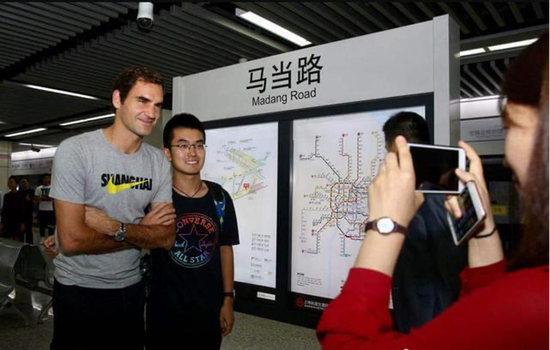 2017年上海大师赛期间，费德勒在上海地铁