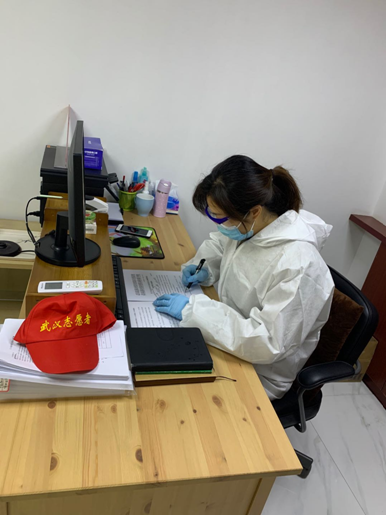 陈念在社区办公室办公.图片由受访者提供