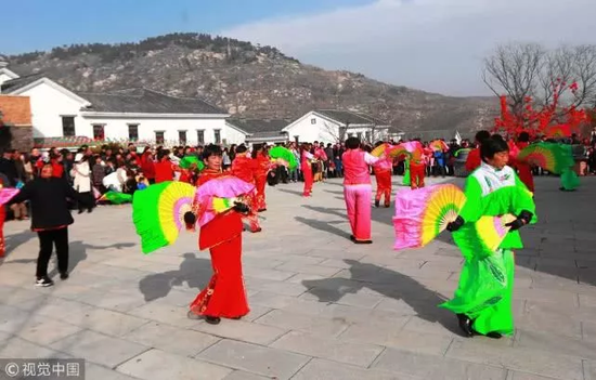 山东临沂，民间艺人在新春庙会上表演节目（供图/视觉中国）