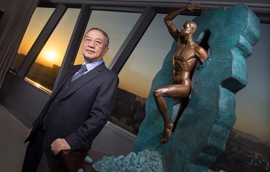  柳傳志與雕像“突破”（圖片來源：聯(lián)想控股）