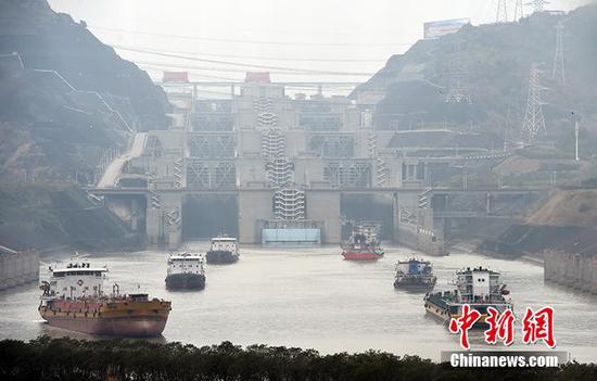 资料图：往来长江水道的船只通过三峡船闸。 中新社记者 侯宇 摄