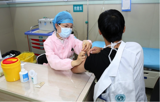 护士为患者接种疫苗 单明铭摄
