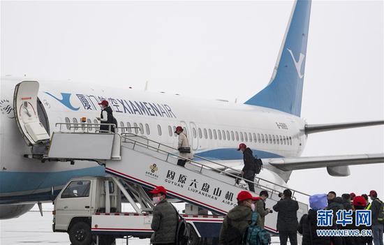 宁夏固原市原州区、西吉县的务工人员乘包机前往福建（2020年2月27日摄）。新华社记者 冯开华 摄