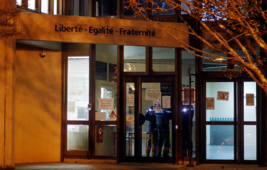  2020年10月16日，法国首都巴黎西北郊发生一起持刀袭击事件，造成一人死亡，袭击者被警方当场击毙。图为孔夫朗-圣奥诺里讷市拍摄的袭击事件现场。