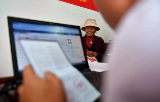  2018年8月27日，工作人员在西藏山南市乃东居委会进行社保卡信息采集工作。