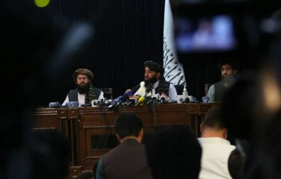 8月17日，在阿富汗首都喀布尔，阿富汗塔利班发言人扎比乌拉·穆贾希德（后中）出席塔利班进入喀布尔后举行的首次记者会。新华社