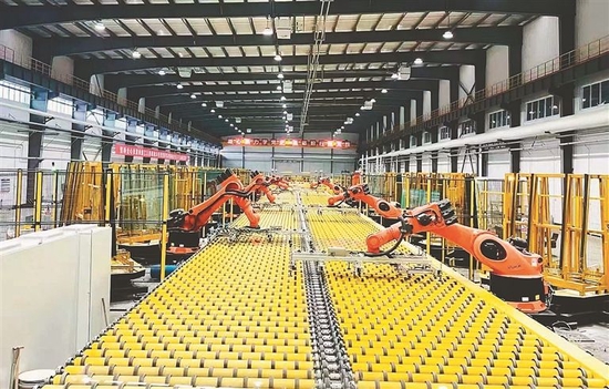  中建材佳星玻璃（黑龙江）有限公司薄膜玻璃生产线。（受访单位供图）