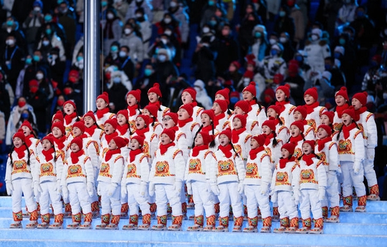2月4日晚，第二十四届冬季奥林匹克运动会开幕式在北京国家体育场举行。这是“马兰花儿童合唱团”用希腊语在开幕式上歌唱。新华社记者 曹灿 摄
