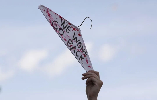 当地时间2022年5月3日，美国佐治亚州亚特兰大，当地民众聚集示威，呼吁保护女性合法堕胎权利。衣架上写着“我们不会回到过去”。图/IC photo
