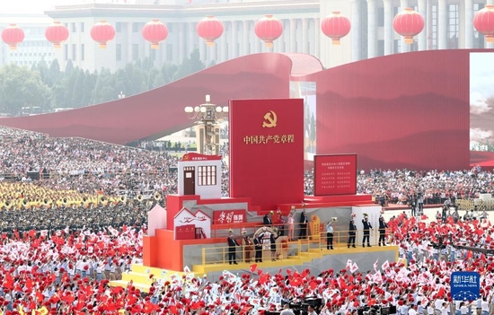 2019年10月1日上午，庆祝中华人民共和国成立70周年大会在北京天安门广场隆重举行。这是群众游行中的“从严治党”方阵。新华社记者 兰红光 摄