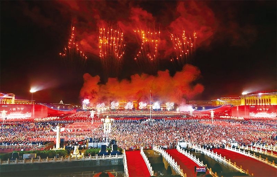  2019年10月1日晚，庆祝中华人民共和国成立70周年联欢活动在北京天安门广场盛大举行。图为绚丽烟花排列出了“人民万岁”的字样。　新华社记者 兰红光/摄