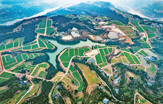  四川省巴中市通江县积极探索打造现代农业园区，促进农旅融合和现代山地高效农业发展。图为位于广纳镇的“优质粮油+青峪猪”现代农业园区（2023年1月5日摄）。 人民图片 程聪/摄