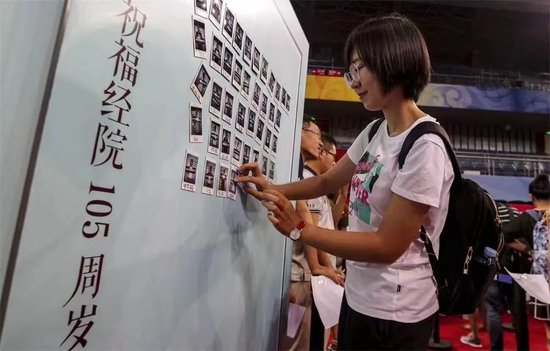 伦敦世乒赛首战孙颖莎3-0为国乒迎开门红，王曼昱并未出场