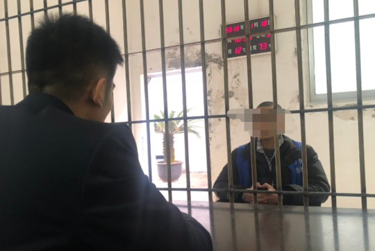 朋友電話“邀請”搶手機 李某帶著菜刀到現場