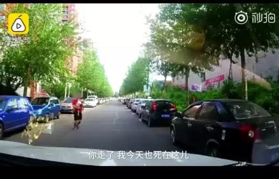 夫妻拦车求送孩子就医:不走你看我干死你(图)