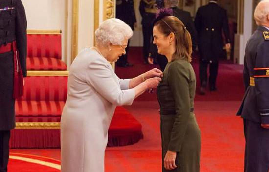  △2016年，英国女王为科恩颁发维多利亚皇家司令勋章。