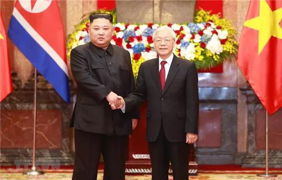 越共中央总书记、国家主席阮富仲会见朝鲜最高领导人金正恩。（图片来源：越南通讯社）