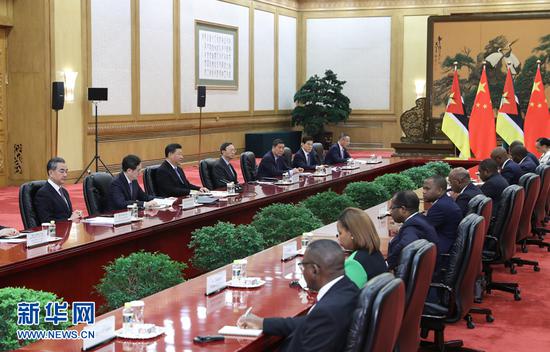 4月24日，国家主席习近平在北京人民大会堂会见莫桑比克总统纽西。 新华社记者 丁林 摄
