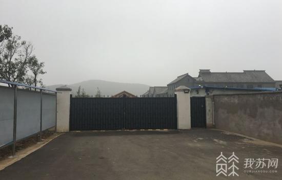  学校北门，门口的宣传廊上已经空白