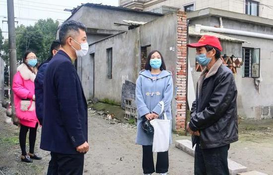 3月8日,瓜瀝鎮(zhèn)政府工作人員去楊某家退還現(xiàn)金? 新京報