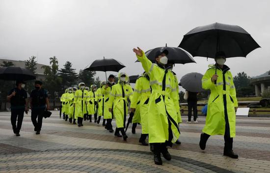  8月15日，警察在韩国首尔戴口罩执勤。新华社/美联