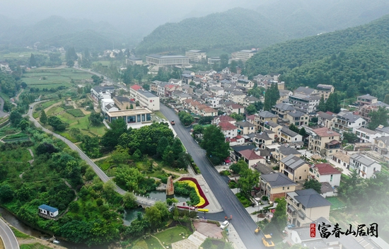  △2020年7月28日，空中俯瞰浙江省安吉县天荒坪镇余村（无人机照片）。