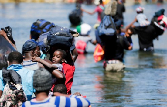 墨西哥警方在3辆前往美国的长货车中发现了超过600名欲偷渡的移民
