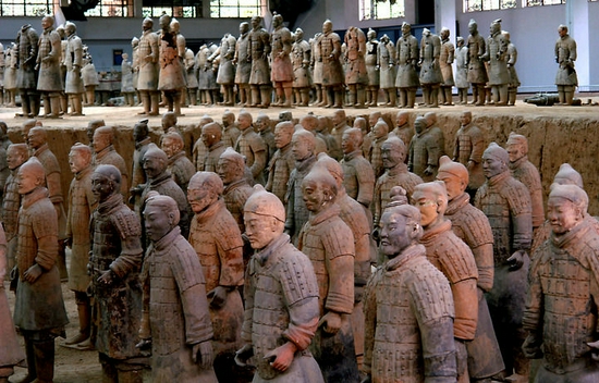位于陕西省临潼秦始皇兵马俑博物馆一号坑内出土的陶俑（2007年5月28日摄）。新华社记者 王颂 摄