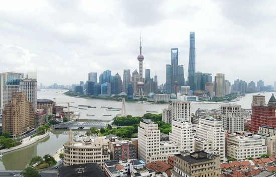  这是8月12日拍摄的上海黄浦江外滩区段两岸楼群（无人机照片）。新华社记者 方喆 摄