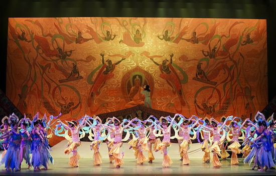 2020年1月9日，在美国纽约林肯剧院，中国演员表演《大梦敦煌》。