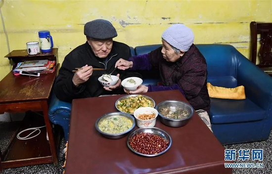  · 张富清和老伴在家吃晚饭。新华社发