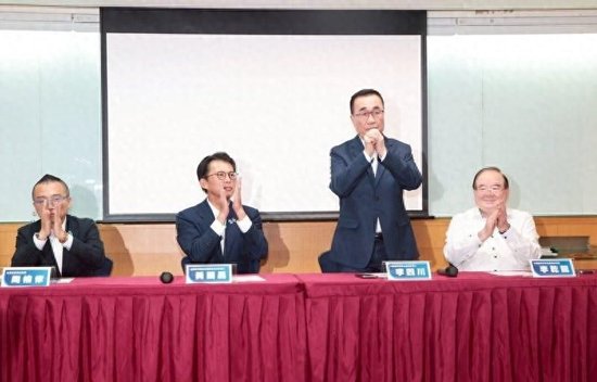 新北蓝白整合成功！李四川民调胜出，黄国昌表达祝福