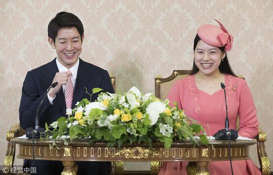 绚子和守谷慧出席记者会，宣布订婚。（视觉中国）