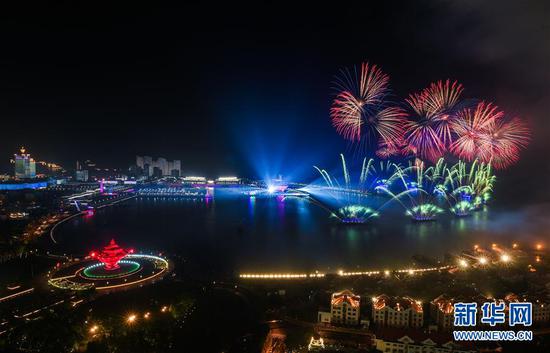 6月9日，山东青岛举行《有朋自远方来》灯光焰火艺术表演，庆祝上海合作组织青岛峰会召开。新华社记者 徐昱 摄