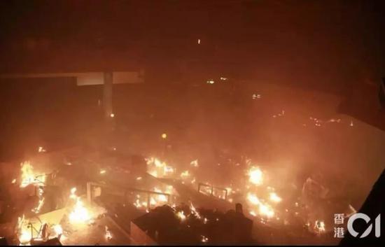  香港理工大学，暴徒在行人天桥焚烧路障，学校周边陷入火海（图自港媒）