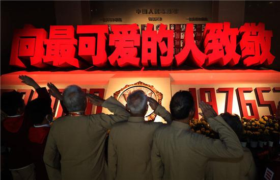 9月19日，在位于辽宁省丹东市的抗美援朝纪念馆英烈厅，志愿军老战士和少先队员向牺牲的烈士致敬。新华社记者 杨青 摄