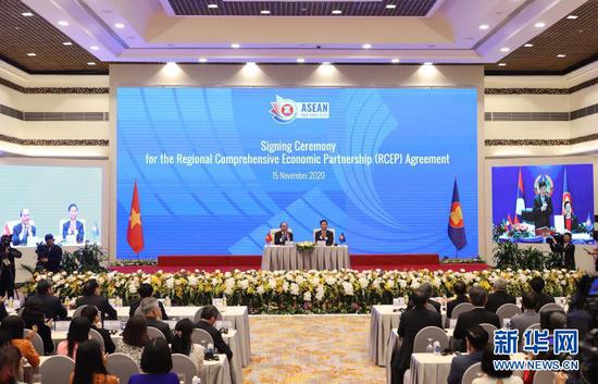 这是11月15日在越南首都河内拍摄的区域全面经济伙伴关系协定（RCEP）签署仪式现场。新华社/越通社