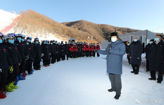 1月18日，习近平在位于北京市延庆区的国家高山滑雪中心考察调研时同运动员、教练员等亲切交流。新华社记者 鞠鹏 摄