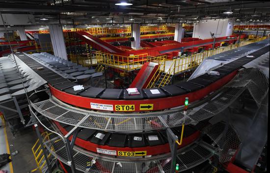 快递在顺丰天津全自动中转枢纽内的全自动分拣设备上传输.