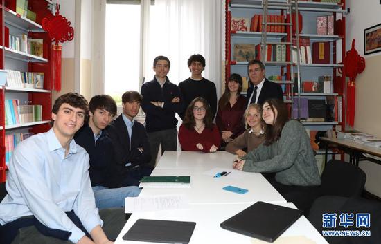 意大利罗马国立住读学校校长雷亚莱（后排右一）与致信习近平主席的学生们在一起（2019年3月18日摄）。新华社记者 程婷婷 摄