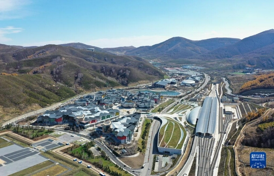 这是10月18日拍摄的太子城冰雪小镇和高铁太子城站（无人机照片）。新华社记者 杨世尧 摄