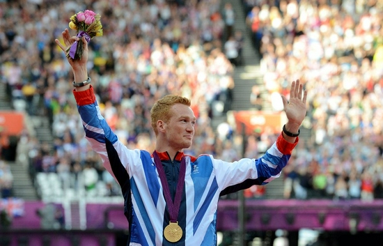 2012年8月5日，英国选手卢瑟福德在2012年伦敦奥运会田径男子跳远决赛颁奖仪式上。新华社记者 杨磊 摄