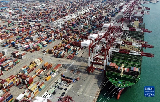 载箱量可达2.4万标准箱的“现代商船阿尔赫西拉斯”轮靠泊在青岛港前湾码头（无人机照片，2020年4月26日摄）。新华社记者 李紫恒 摄