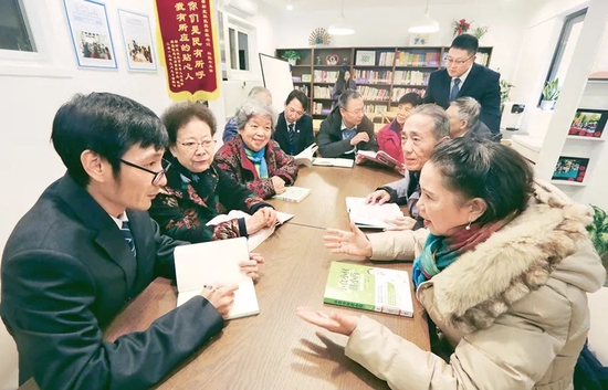  北京市朝阳区劲松北社区根据居民诉求，在新改建的“美好会客厅”帮助居民解决了很多烦心事、揪心事，让40年的老小区居民获得感幸福感安全感大大提升。图为2019年12月的一天，物业安保和绿化负责人记录居民提出的冬季植物养护和停车建议。　北京市党建研究所供图 北京日报记者 戴冰/摄