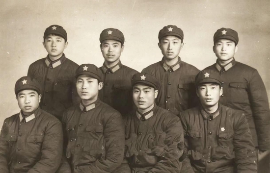  △1977年，郭明义（后排左三）报名参军，成为一名解放军战士。