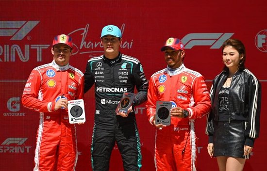 都是冲刺好手！田径名将吴艳妮为F1冲刺赛前三名颁奖