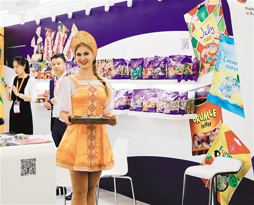近期在上海举行的第二十届中国国际食品和饮料展览会上，来自俄罗斯的商品很受欢迎。图为一家俄罗斯糖果展商工作人员在展台上推介产品。　新华社记者 方 喆摄