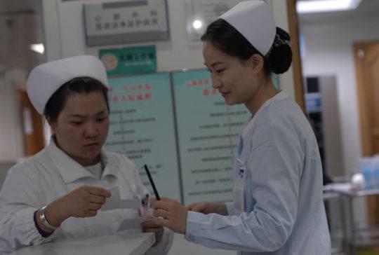 杨昆娥(右)在工作中
