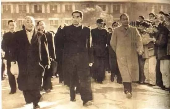 马寅初人口论:“计生教父”马寅初的平反 在今天再成争议 马寅初陪同周恩来视察北大。